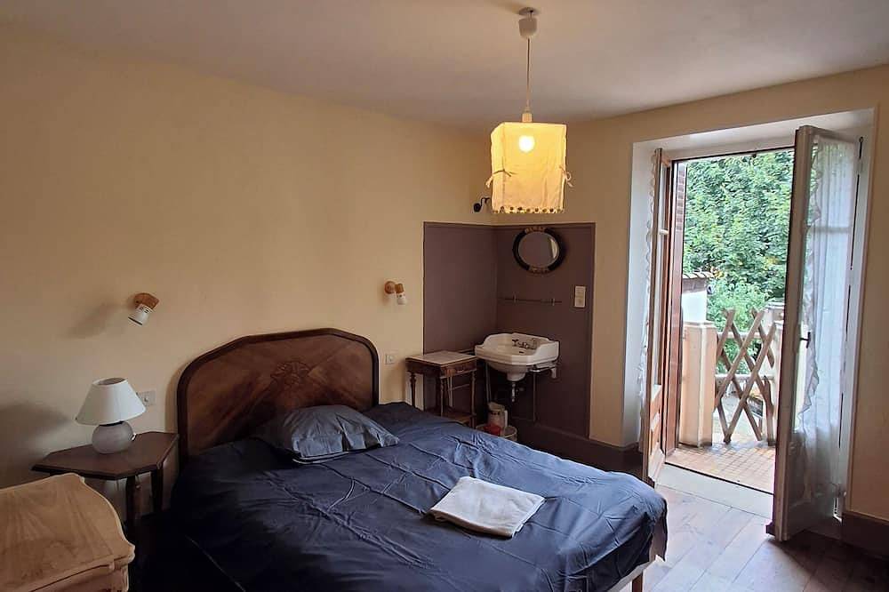 Chez Mamine, a house in the heart of the village in Charavines, Lake Paladru