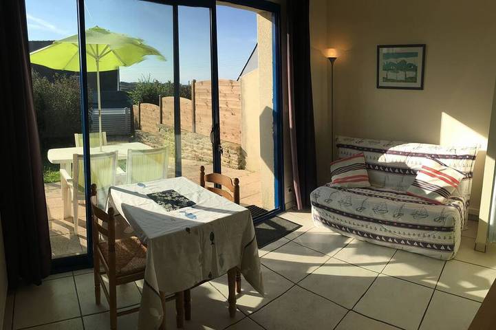Gîte pour 2 personnes, avec jardin ainsi que piscine et terrasse, animaux acceptés dans Plage Du Bilou Le Conquet