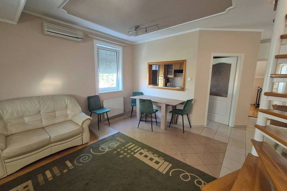 Ganze Wohnung, Mathias, ein geräumiges Apartment mit 2 Schlafzimmern, 2 Bädern und privatem Parkplatz in Ketschkemet, Kecskeméti járás