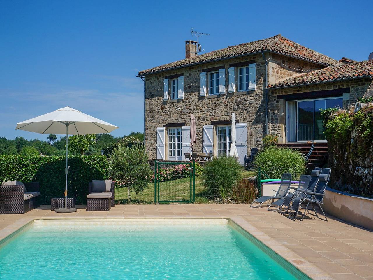 Escapade dans un village historique avec piscine in Saint-Beauzile, Région d'Albi