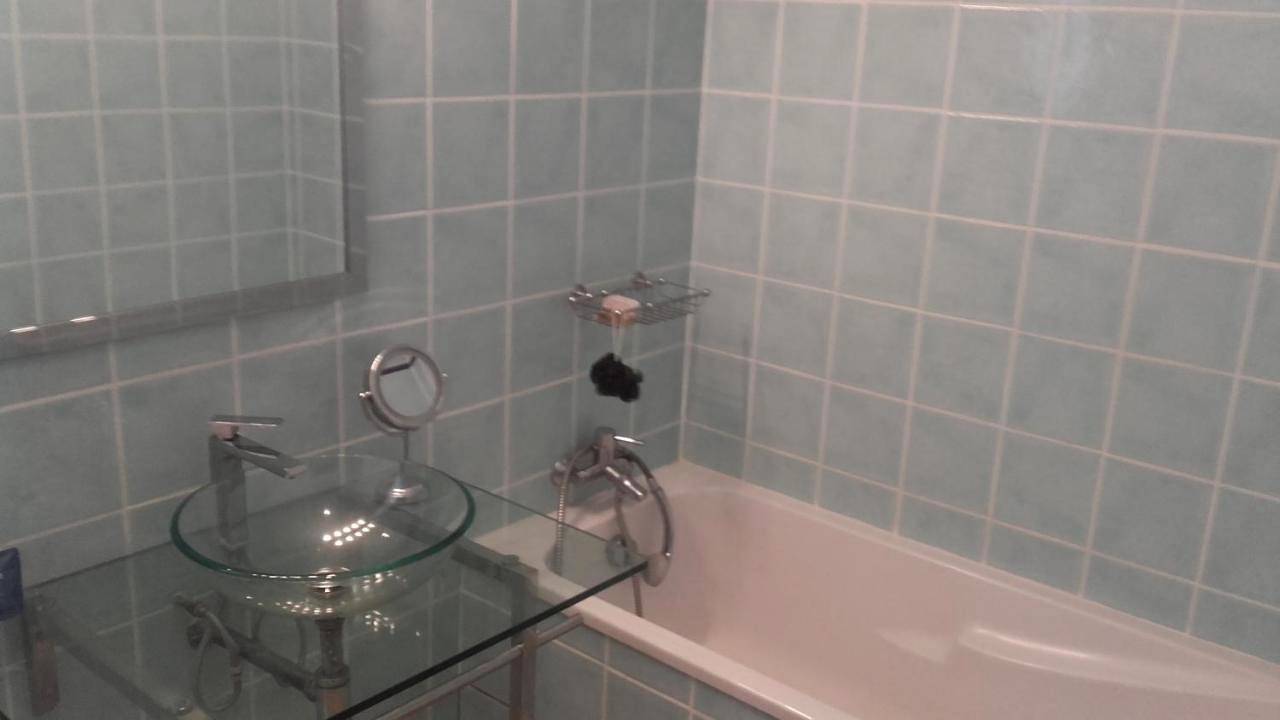 Double Room with Private External Bathroom in Le Luc, Région de Draguignan