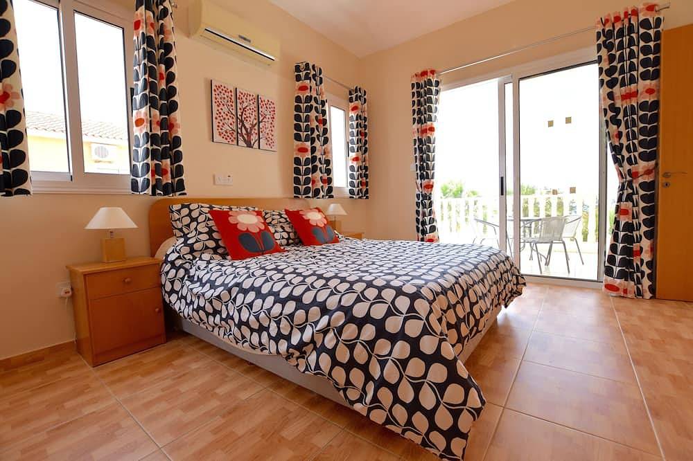 Perfekte Lage, nach Süden ausgerichteter privater Pool, Klimaanlage, Tv & Wifi. in Peyia, Südzypern