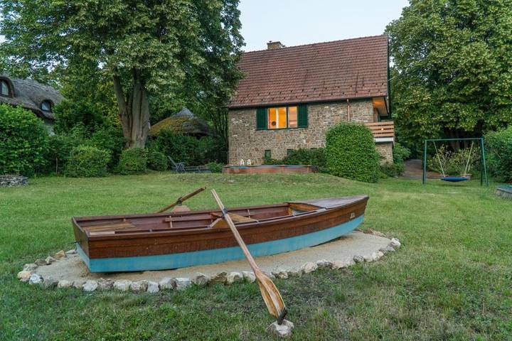 Ferienhaus für 6 Personen, mit Ausblick und Pool sowie Garten und Seeblick - 1