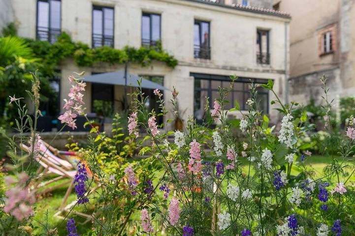 Location de vacances pour 8 personnes, avec Jacuzzi et Terrasse ainsi que Jardin et Sauna à La Rochelle