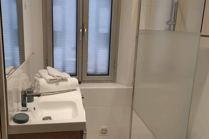 Ganze Wohnung, Beautiful 2-room apartment facing the old port of Golf Juan in Golfe-Juan, Vallauris