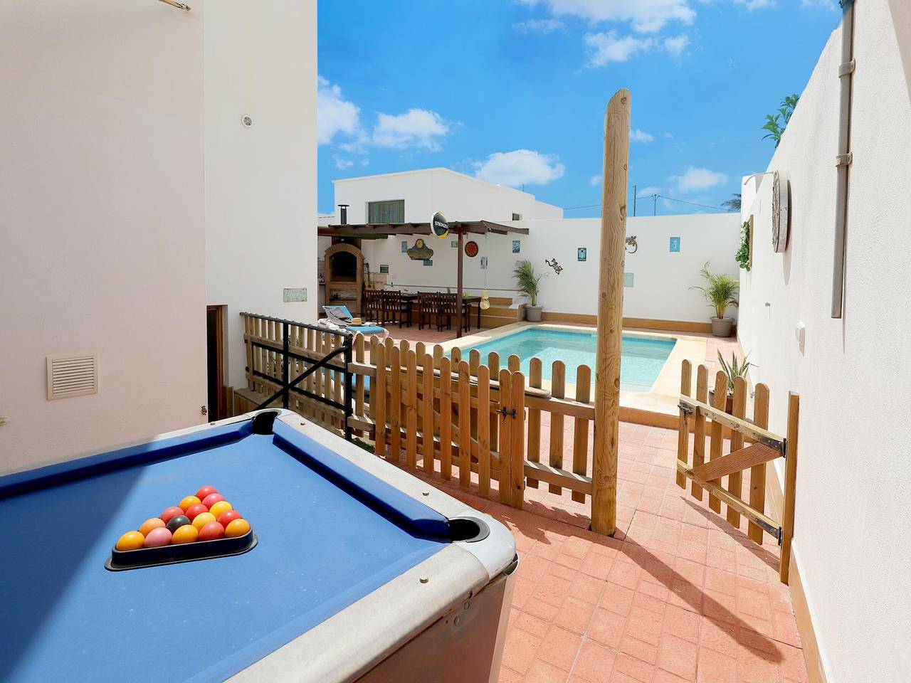Apartamento entero, Bungalow Tias: Terraza Privada, Piscina Climatizada, Bbq, Wifi, Aparcamiento in Tías, Lanzarote