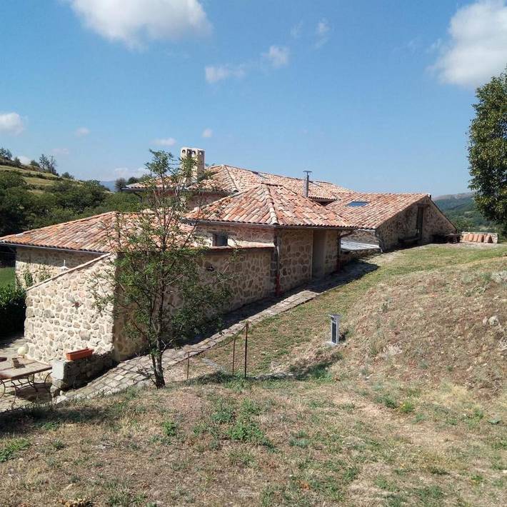 Gîte pour 2 personnes, avec vue et terrasse ainsi que piscine et jardin à Gluiras - 2