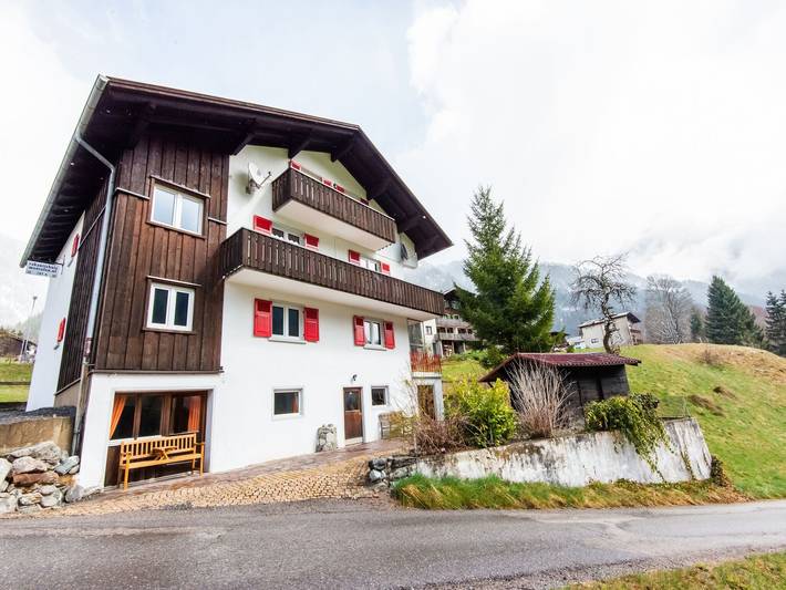 Ferienwohnung für 8 Personen, mit Balkon und Garten im Montafon