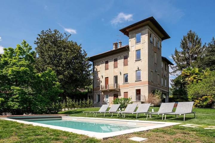 Appartamento per 6 persone, con vista lago e piscina, adatto a famiglie con bambini in Lesa