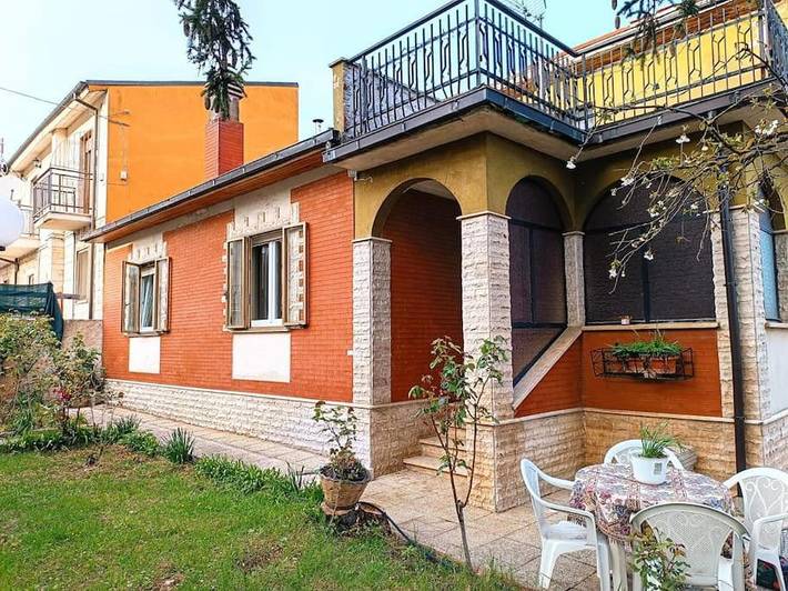 Casa vacanza per 4 persone, con Balcone e Terrazza nonché Giardino e Panorama a Avezzano