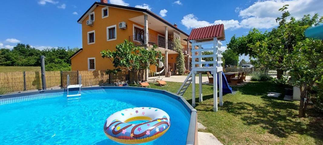 Ferienwohnung für 6 Personen, mit Garten und Ausblick sowie Pool in Koper