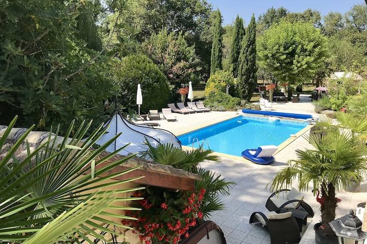 Location de vacances pour 6 personnes, avec terrasse ainsi que jardin et jacuzzi à Saint-Christoly-de-Blaye