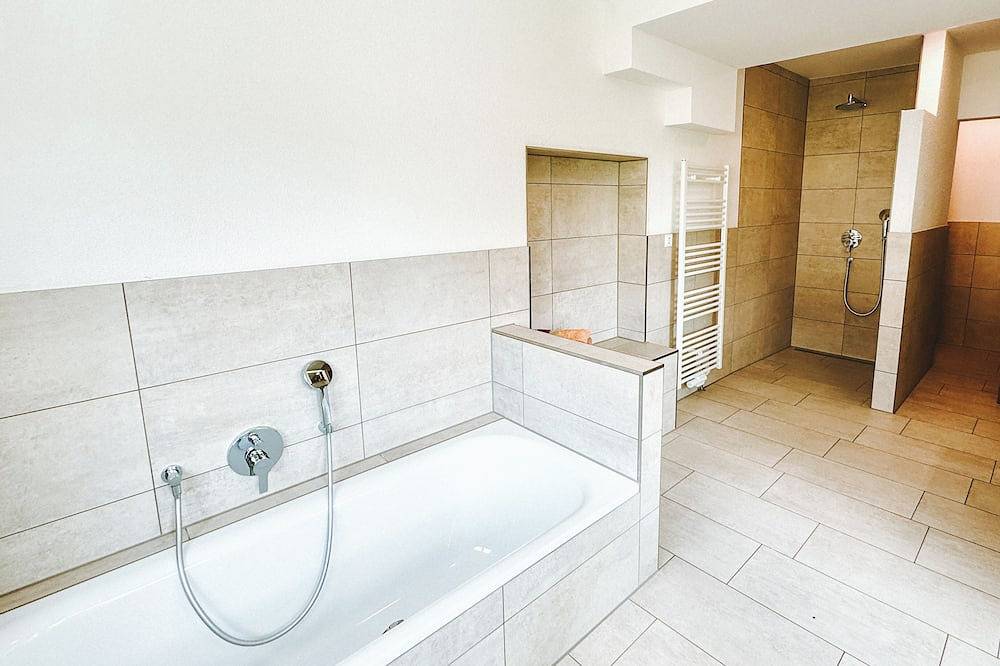 Ganze Wohnung, Neu: Großzügige Suite mit eigener Terrasse | 10 min von Rothenburg ob der Tauber in Schrozberg, Taubertal