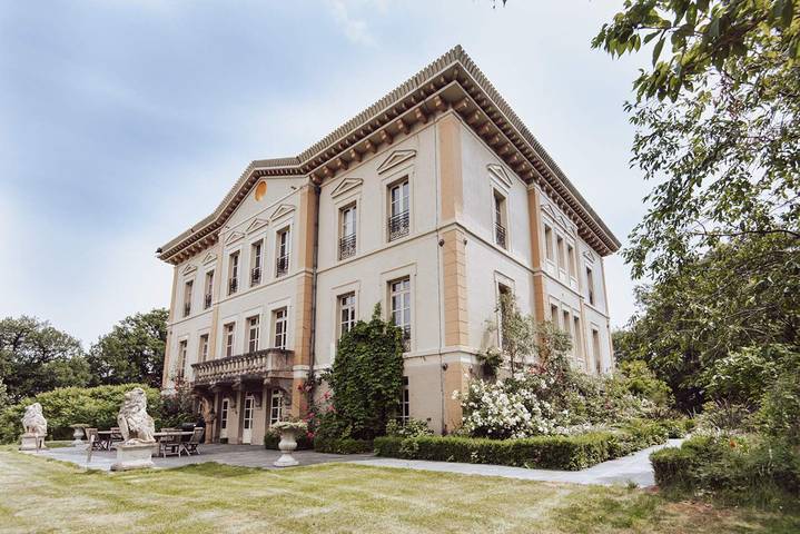 Appartement de vacances pour 10 personnes, avec terrasse ainsi que piscine et jardin