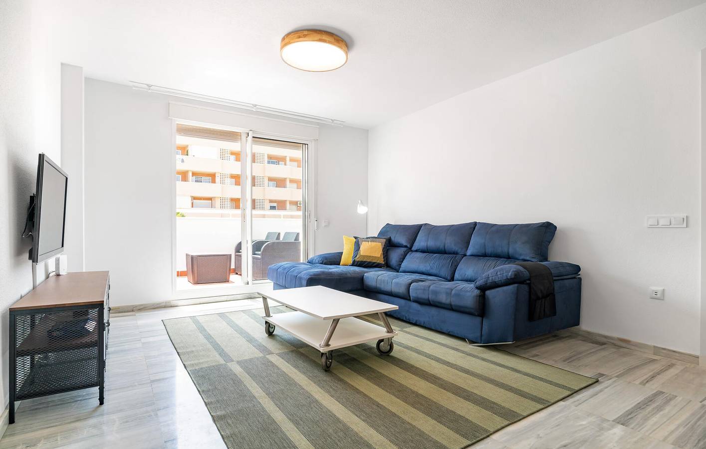 Entire holiday apartment, Cozy Apartment with Pool, Garage & AC, near Beach & City Center in Las Marinas Roquetas, Roquetas de Mar