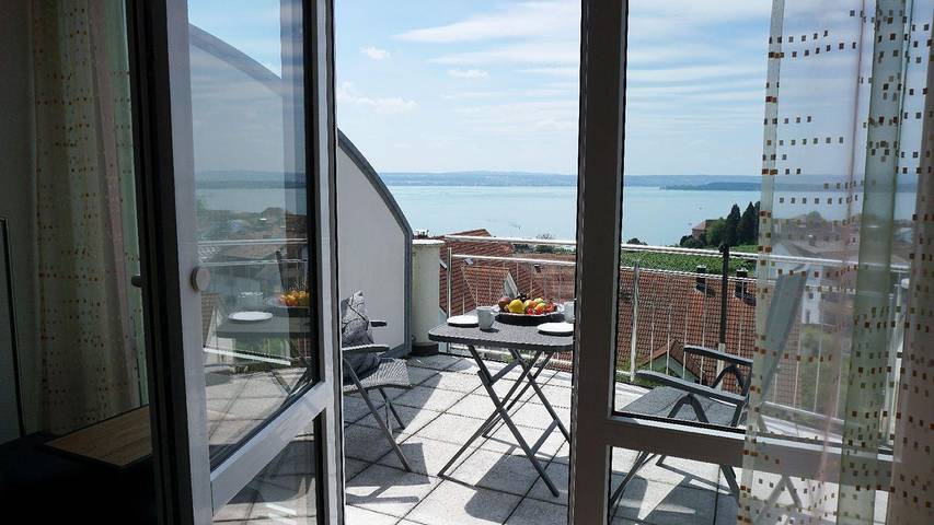 Ferienwohnung für 2 Personen, mit Balkon und Seeblick sowie Ausblick in Meersburg
