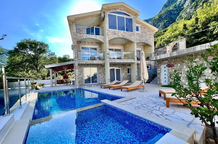 Villa für 8 Personen, mit Ausblick und Garten sowie Pool - 1