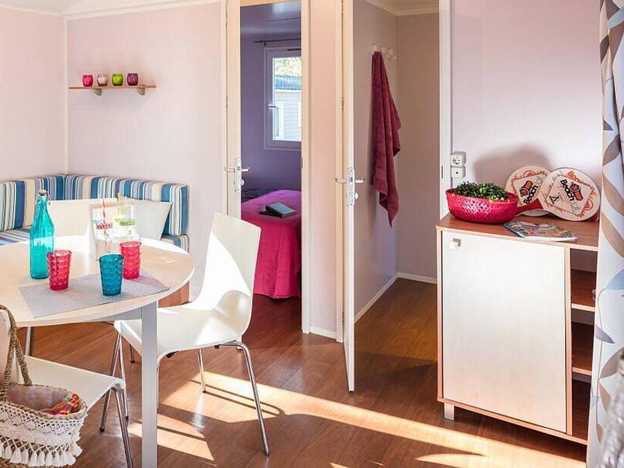 Camping Plage et Bord de Mer - Mobilheim 6 personen - Mobilheim | Classic | 2 Zi. | 4/6 Pers. | Erhöhte Terrasse in Vendres, Mittelmeerküste (Frankreich)