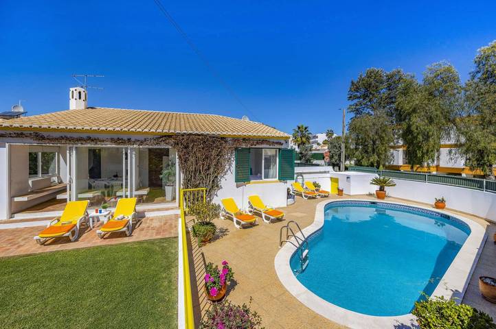 Villa Pinheiro Oura by Villa Plus in Albufeira e Olhos de Água, Faro Distrikt