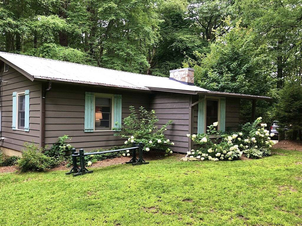 Beautiful Highlands cabin! 8 min to town-Pet friendly-lots of outdoor space in Macon County