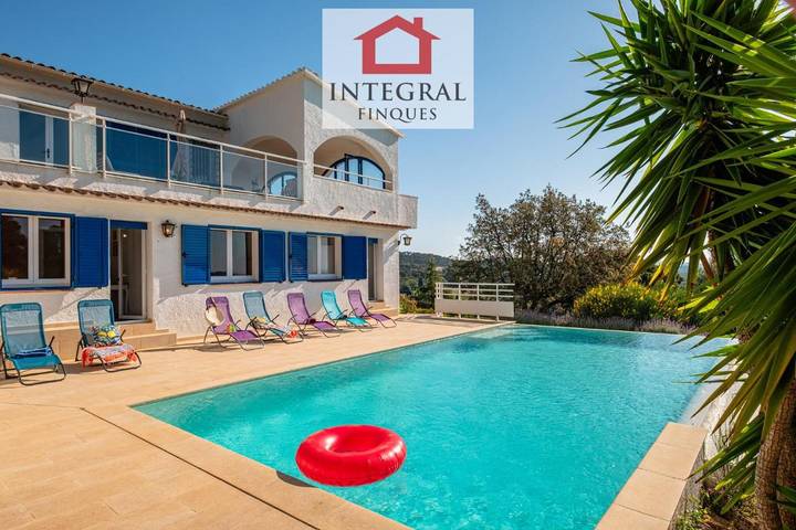 Location de vacances pour 9 personnes, avec vue ainsi que piscine et jardin à Vall-llobrega - 3