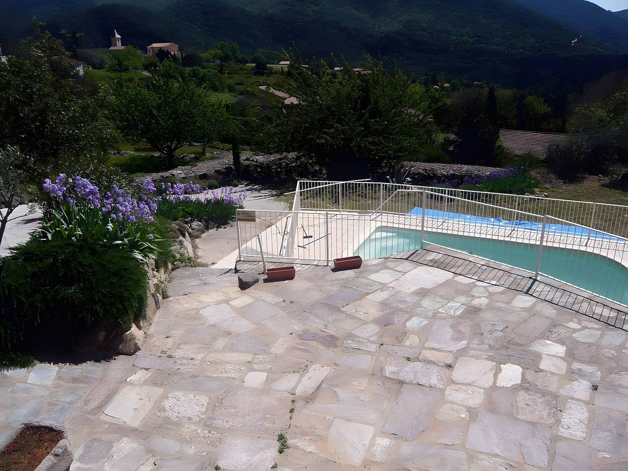 Maison de vacances « La Maison De Delphine » avec vue montagne, piscine privée et terrasse in Saint-Martin-de-l'Arçon, Région de Béziers
