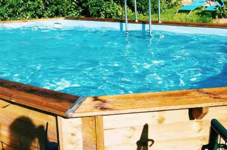 Maison de vacances pour 4 personnes, avec jardin ainsi que vue et piscine