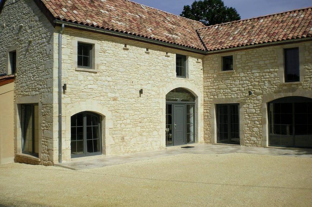 Maison Avec Piscine Interieure Chauffee in Jayac, Périgord Noir