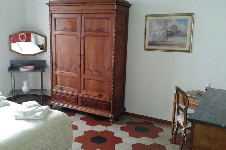 Schmetterlingshaus. Wohnung in der Villa. Gemeinschaftspool und großer Park in Torre del Lago Puccini, Viareggio