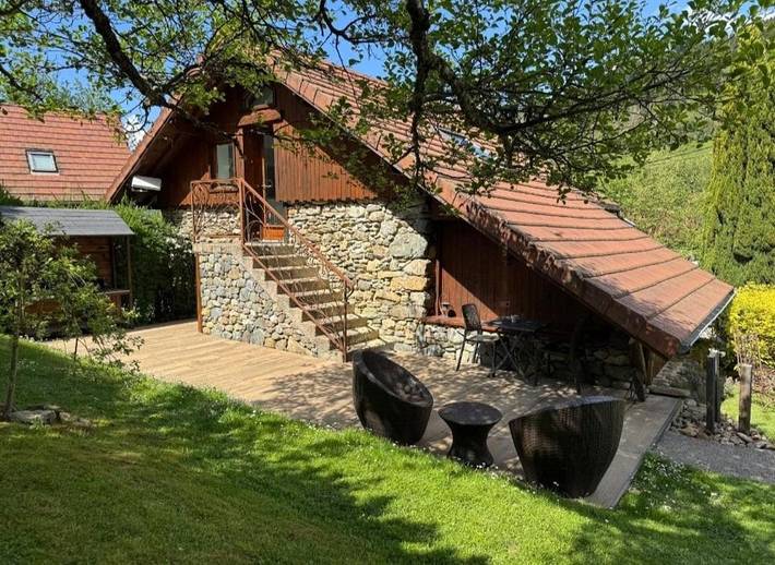 Location de vacances pour 4 personnes, avec vue ainsi que piscine et jardin à Saint-Mury-Monteymond