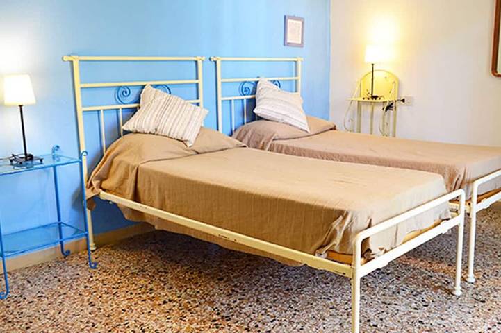 Ganze Wohnung, Apartment with veranda and garden just 300 meters from the sea in Shangri-là (Marina di Castagneto Carducci), Castagneto Carducci