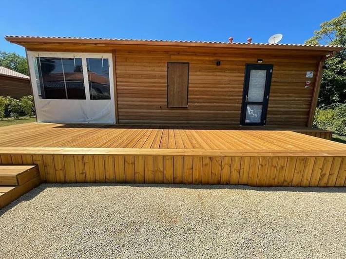 Chalet pour 4 personnes, avec piscine ainsi que jardin et terrasse