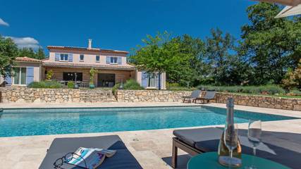 Location de vacances pour 8 personnes, avec piscine ainsi que terrasse et jardin à Tourrettes