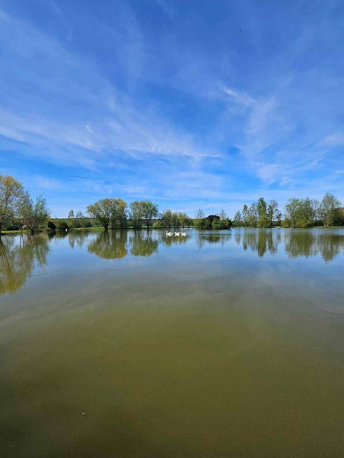 Camping pour 4 personnes, avec vue et vue sur le lac dans l' Aube - 2
