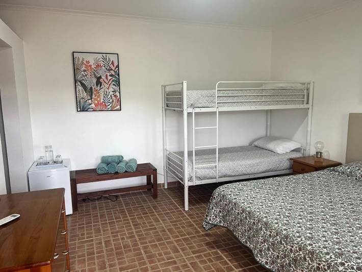 Location de vacances pour 4 personnes, avec vue et terrasse ainsi que jardin et piscine dans Corte do Pinto - 3