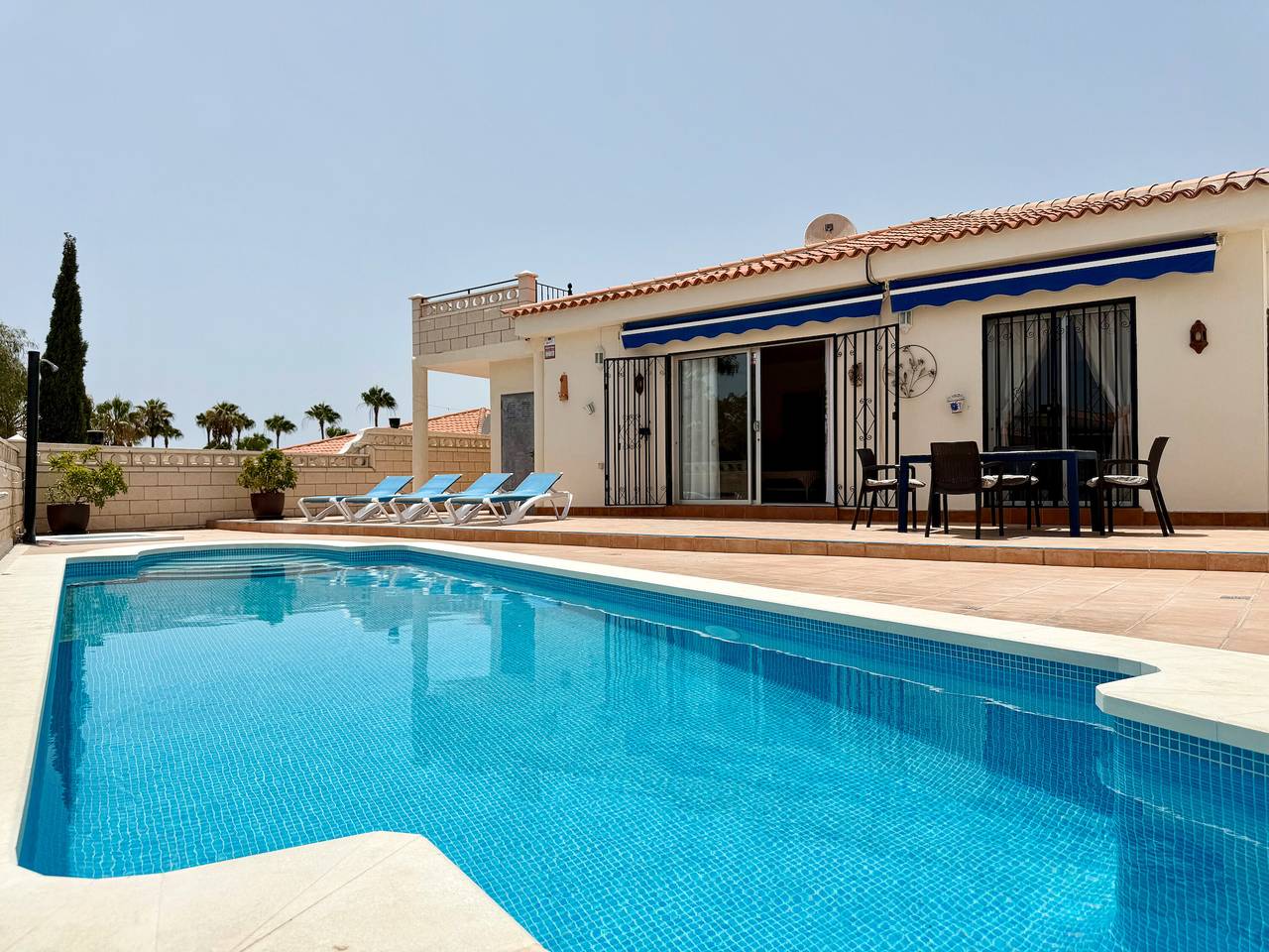 Huisdiervriendelijke Villa Azul dichtbij het strand met zwembad, tuin, airco en Wi-Fi in Sueno Azul, Adeje