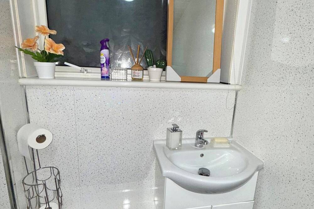 Entire apartment, 2 Bedroom Apartment - Sleeps 4, Wifi, Free Parking in Glasgow, Greater Glasgow and Clyde Valley