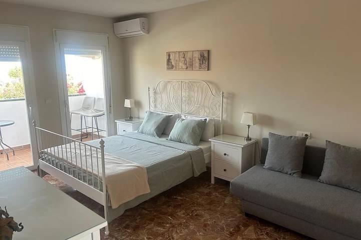 Family Villa & Private Pool Sleeps 6/8. 15 mins walk to town and beach in La Viña (Torre del Mar), Vélez-Málaga