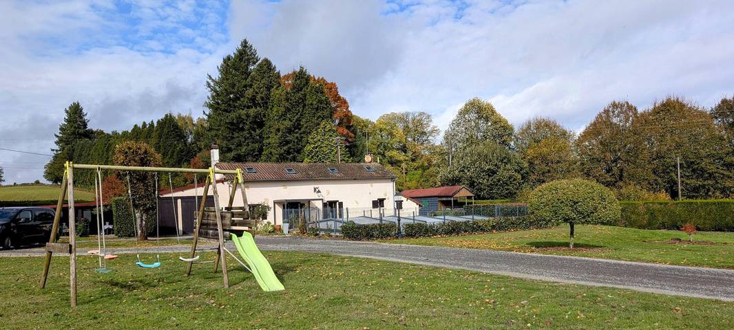 Gîte pour 6 personnes, avec Terrasse ainsi que Jardin et Piscine