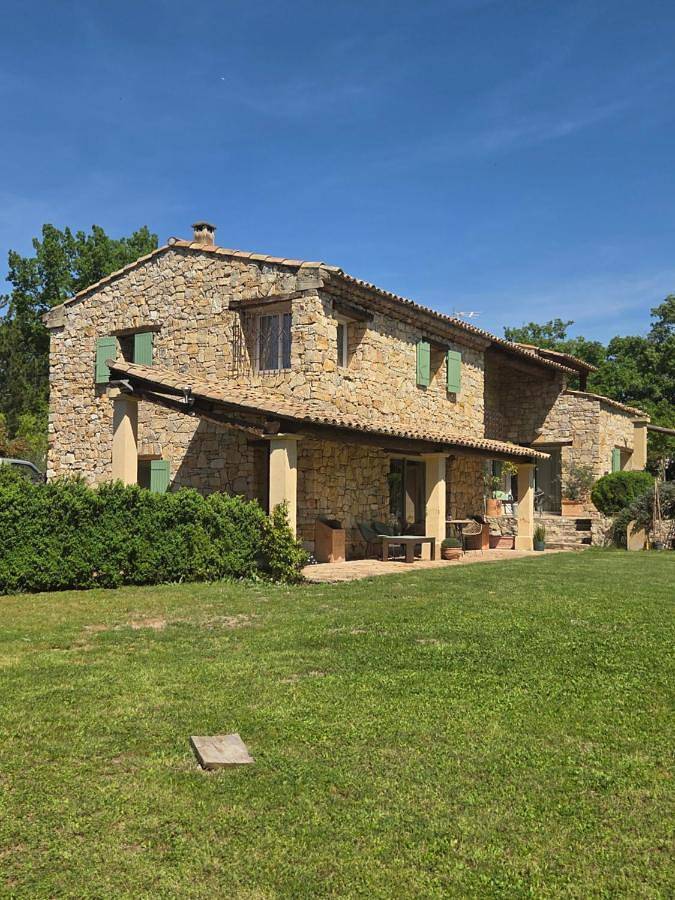 Location de vacances pour 3 personnes, avec sauna et jardin ainsi que jacuzzi et piscine à Saint-Cannat