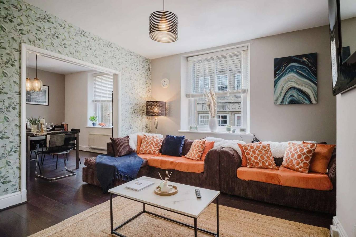 Entire holiday apartment, 3 Bed Apartment Sleeps 6 - Pets Welcome - Parking in Cirencester, Gloucestershire