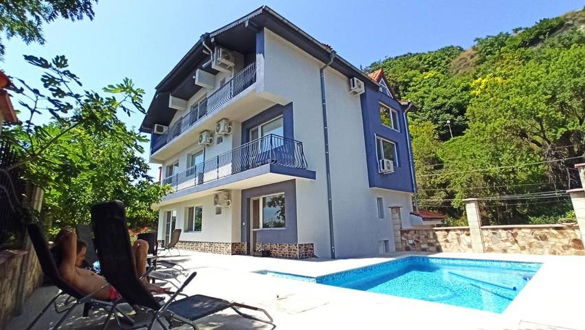 Ferienhaus für 15 Personen, mit Ausblick und Garten sowie Pool in Bulgarien