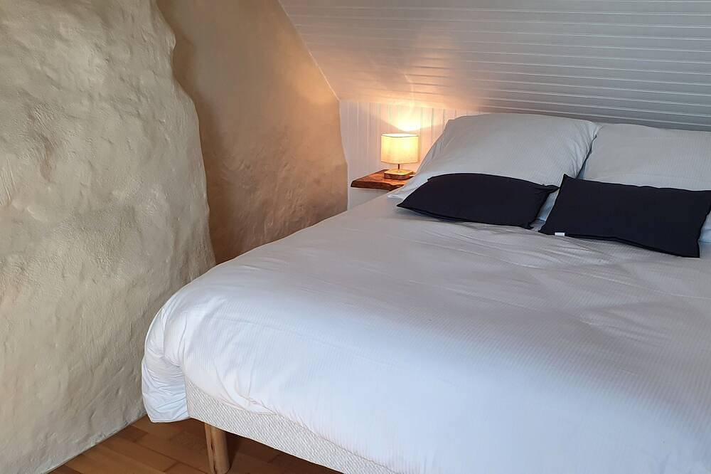 Maison typique Ouessantine avec son jardin clos et arboré. Location tout inclus. in Ouessant, Région de Brest
