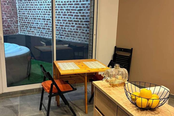 House with a hot tub right in the heart of downtown! in Albert, Péronne und Umgebung