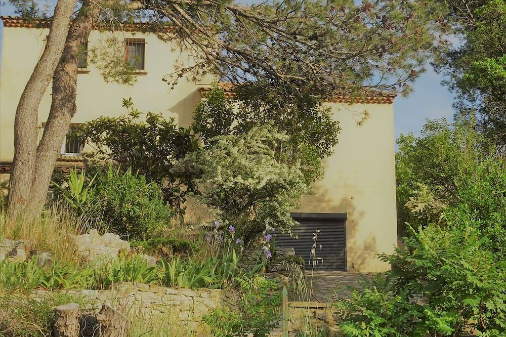 Entire apartment, Bas de villa near Calanques de Cassis in quiet subdivision in Carnoux-en-Provence, Marseille region