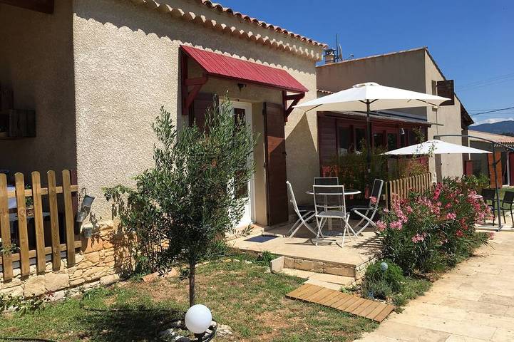 Gîte pour 2 personnes, avec jardin ainsi que terrasse et piscine à Châteauneuf-Val-Saint-Donat