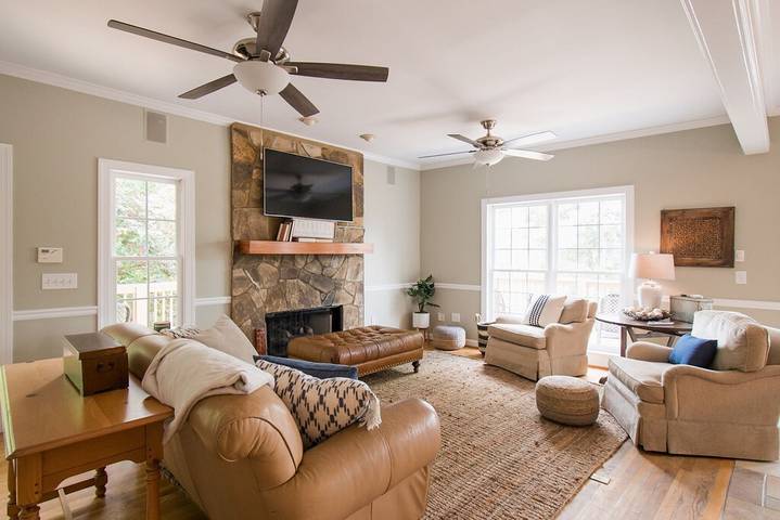 Vacation house for 34 people, with yard and hot tub in Georgia