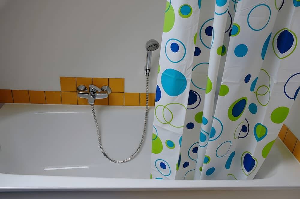 Ganze Wohnung, Ferienwohnung 'A' mit gemeinsamer Terrasse und Wi-Fi in Bühl, Mittlerer Schwarzwald