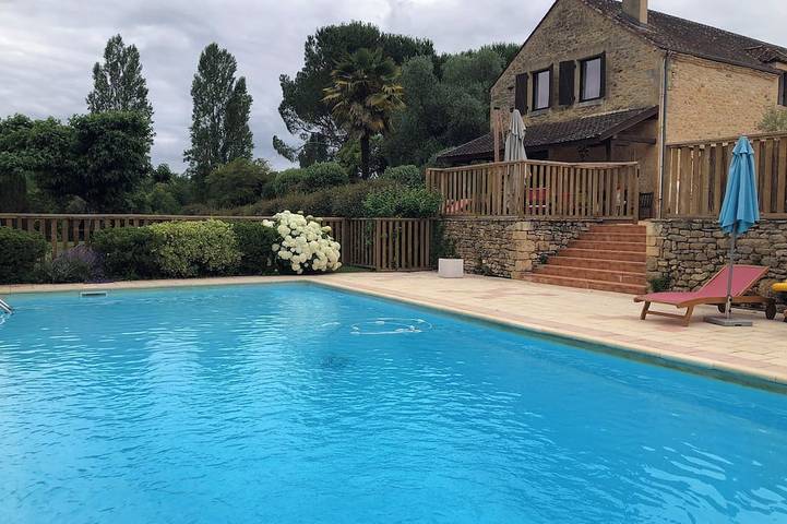 Location de vacances pour 2 personnes, avec Jacuzzi ainsi que Jardin et Piscine à La Chapelle-Aubareil