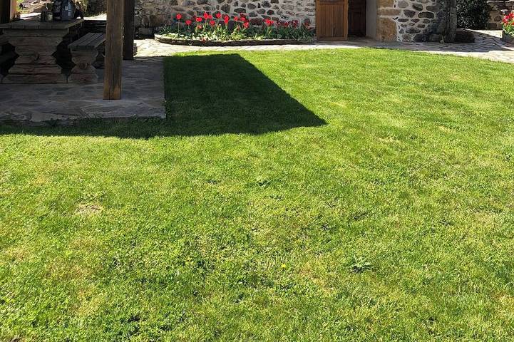 Gîte pour 5 personnes, avec Terrasse ainsi que Jardin et Piscine à Saint-Alyre-ès-Montagne